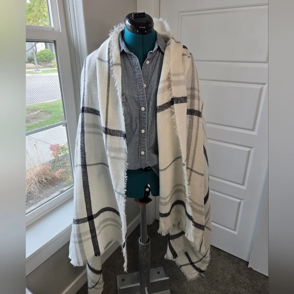 OLD NAVY OVERSIZE FLANNEL BLANKET SCARF CREAM PLAID SHAWL WRAP WOMEN OS COZY